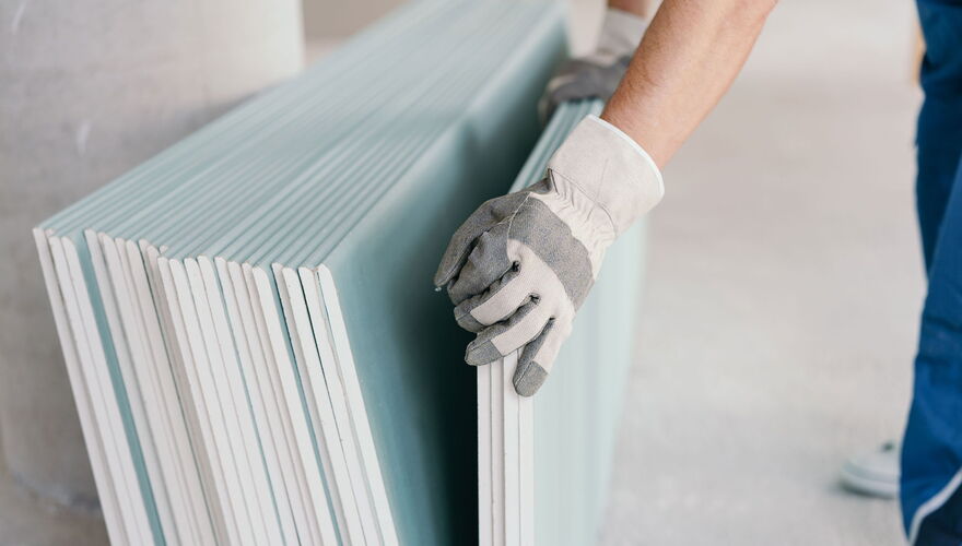 Gipsplatten werden von einem Handwerker aufgestellt